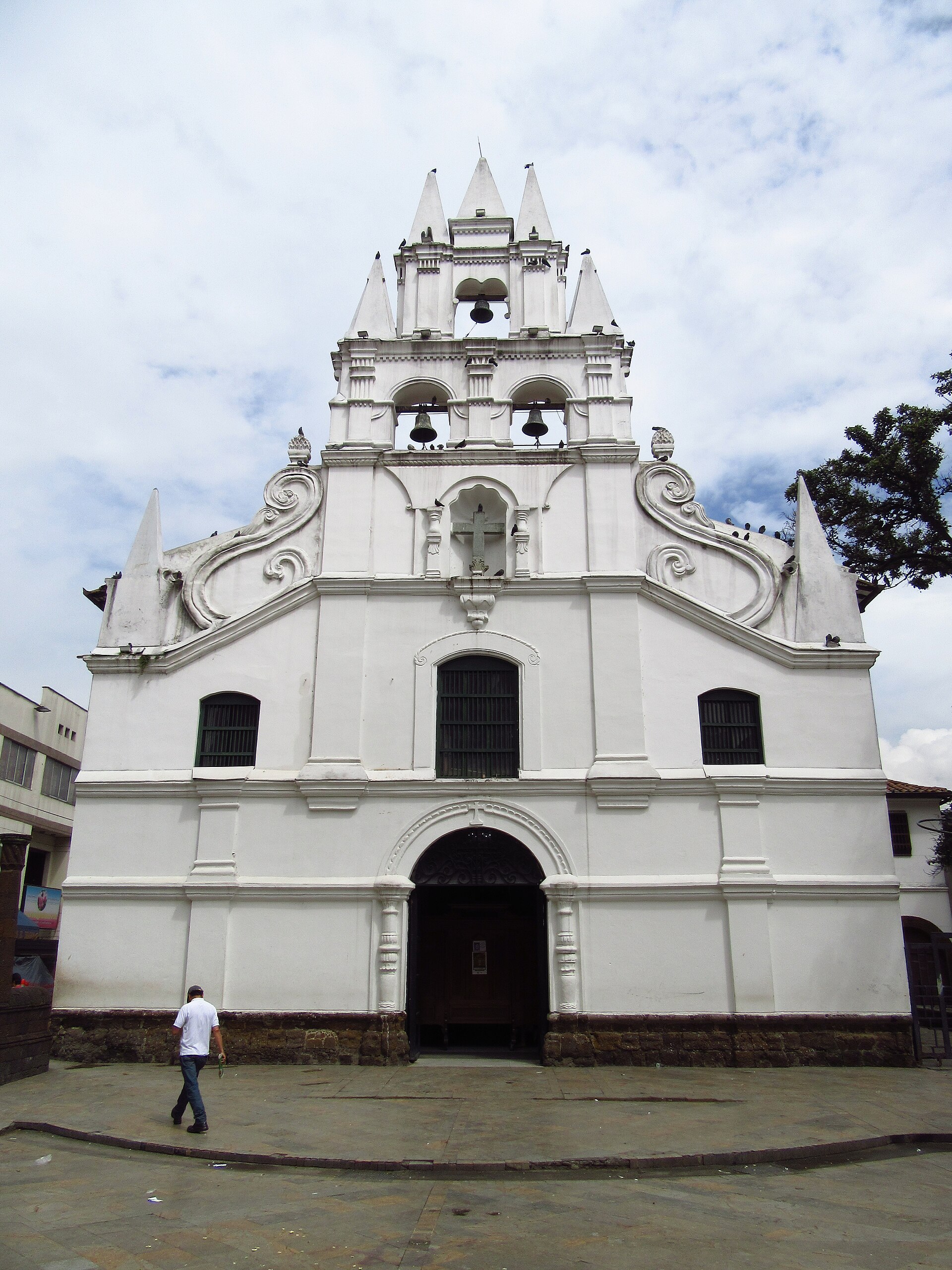 Medellin - 2018 Medellín fachada de la iglesia de La Veracruz.jpg