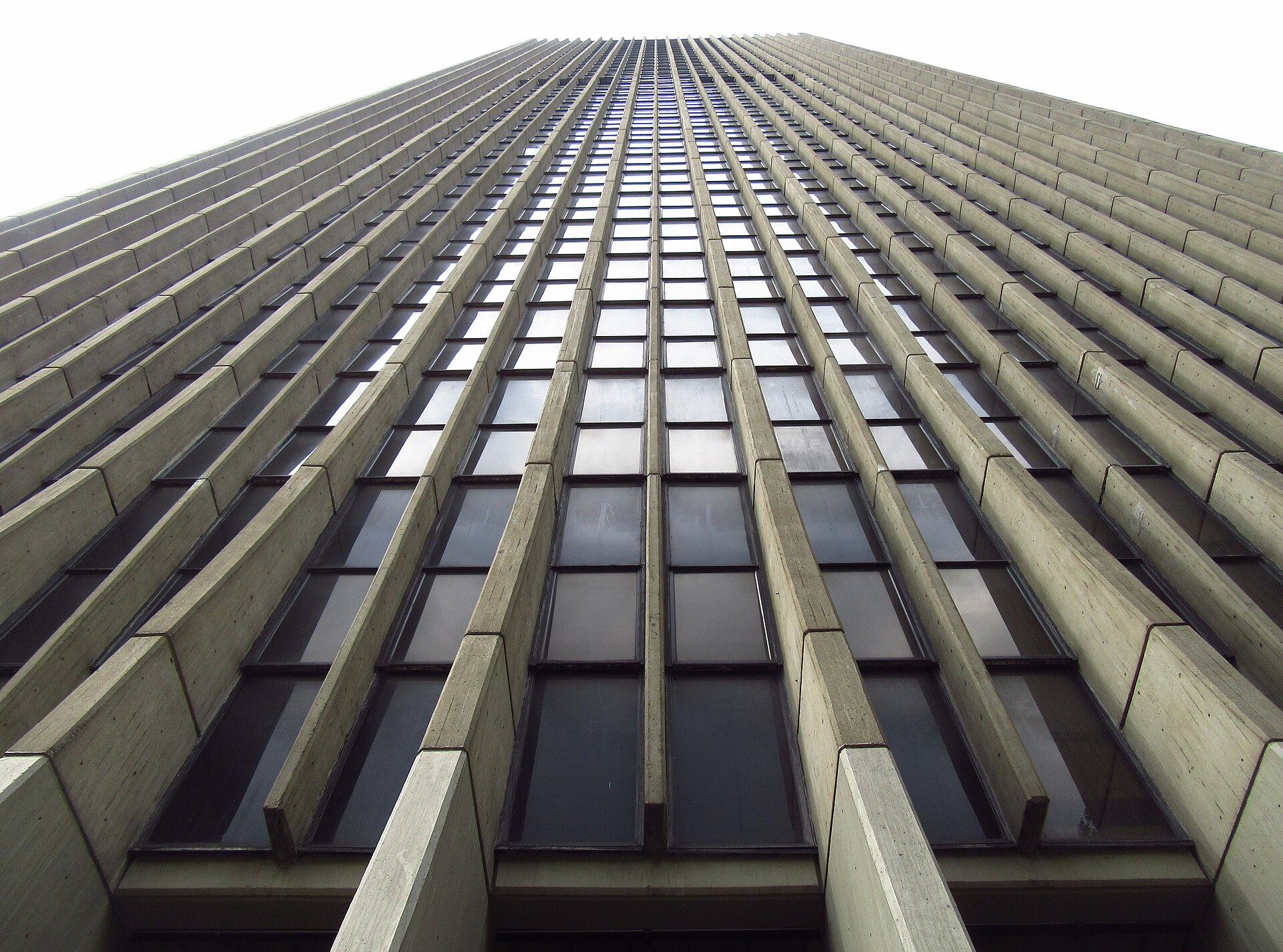 Medellin - 2018 Torre Coltejer en contrapicado.jpg