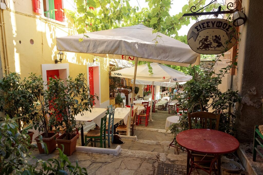 Restaurants on Mnisikleous Street i