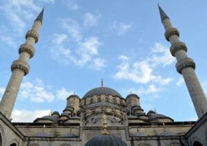 15 Best Foods to Eat in Istanbul (2026 Local Guide)